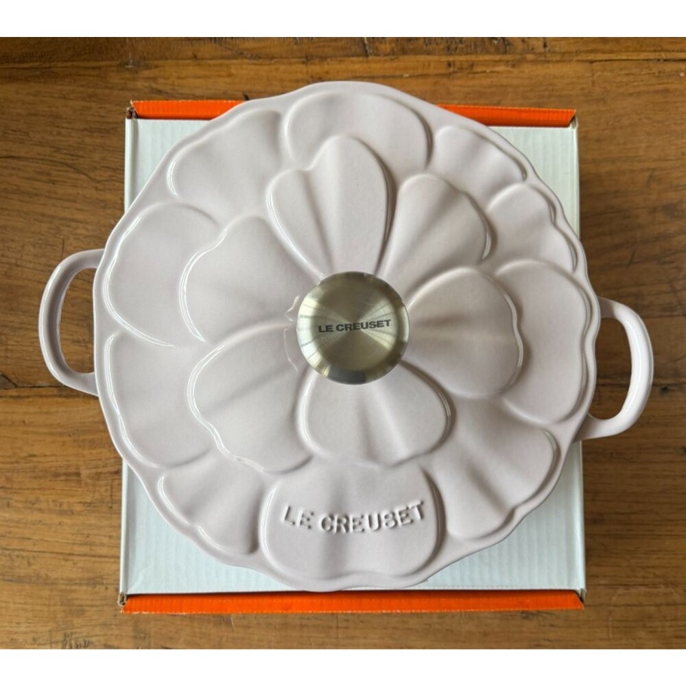 Le Creuset Signature Cast Iron Petal Shallow Casserole 2.25 qt #26 Shallot NEW